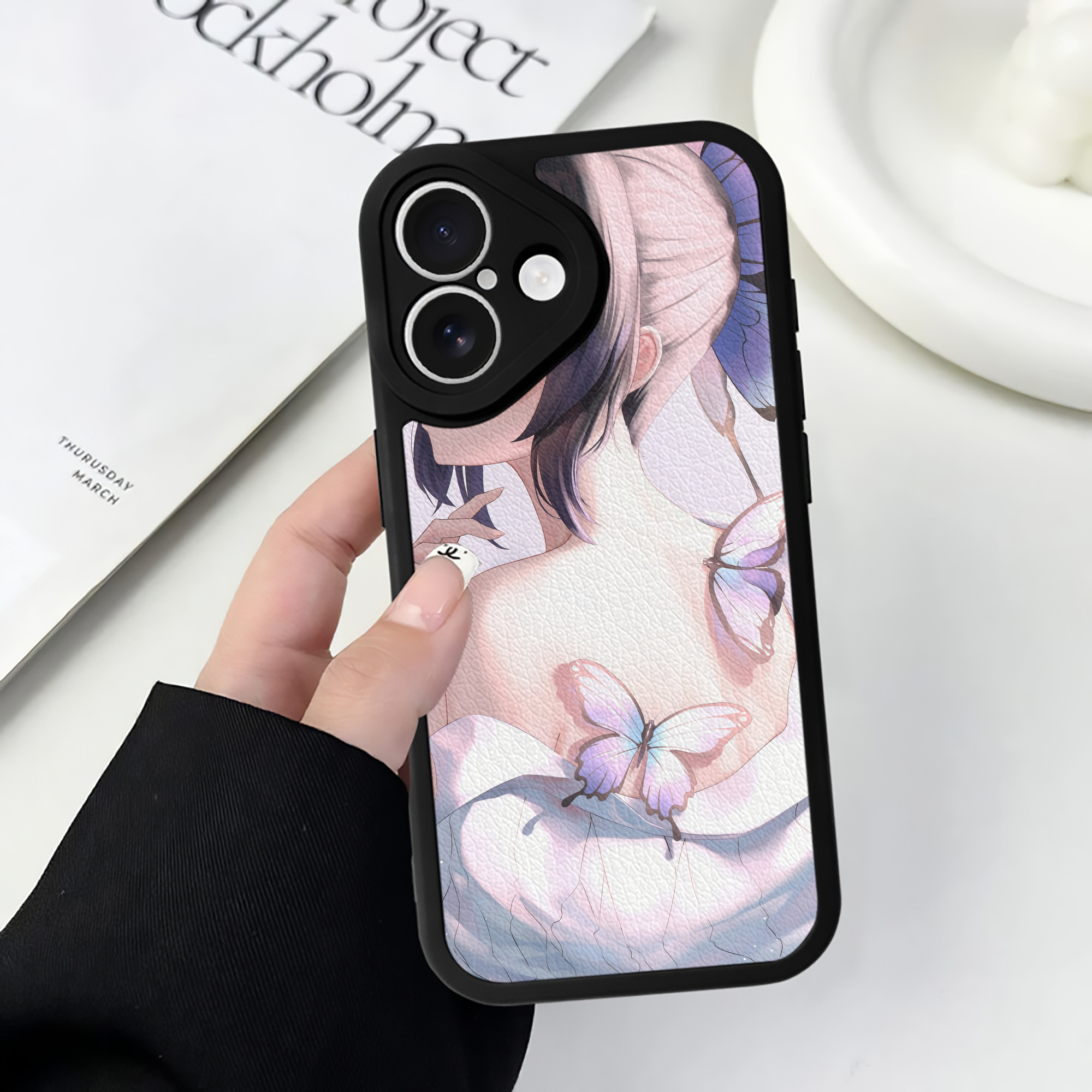 （画像用） 鬼滅の刃（きめつのやいば）蟲柱-胡蝶 しのぶ／こちょう しのぶ Kochou Shinobu 【iPhone 16シリーズ対応】シリコンスマホケース（レザー調） 材質：シリコン